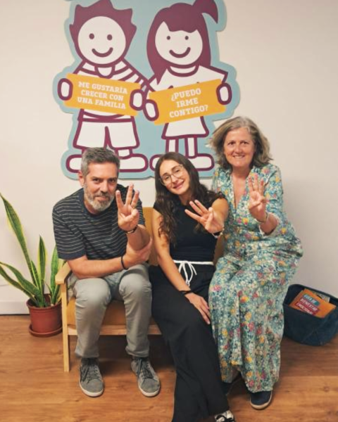 Foto de tres personas del equipo de Infania con tres dedos levantados con motivo del Día del Acogimiento familiar