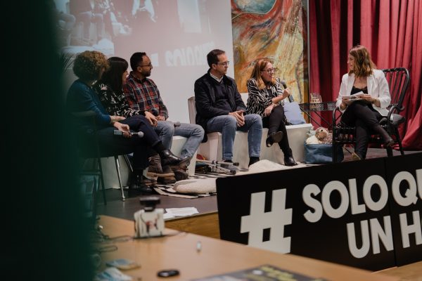 Familias de acogida sobre el escenario de nuestro evento en Granada