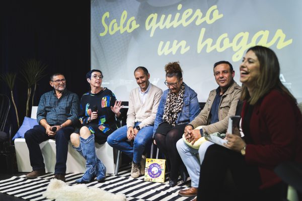 Familias de acogida en el escenario de nuestro evento en Huelva