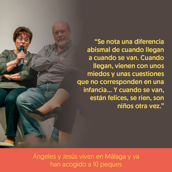 Foto de una pareja formada por un hombre y una mujer y un texto que dice se notan mucho las diferencias del estado en el que llegan los niños (con muchos miedos y carencias) a cuando se van (felices y siendo niños otra vez)