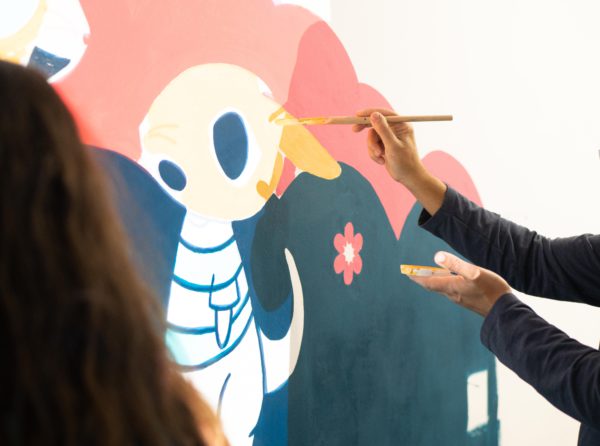 mano pintando mural
